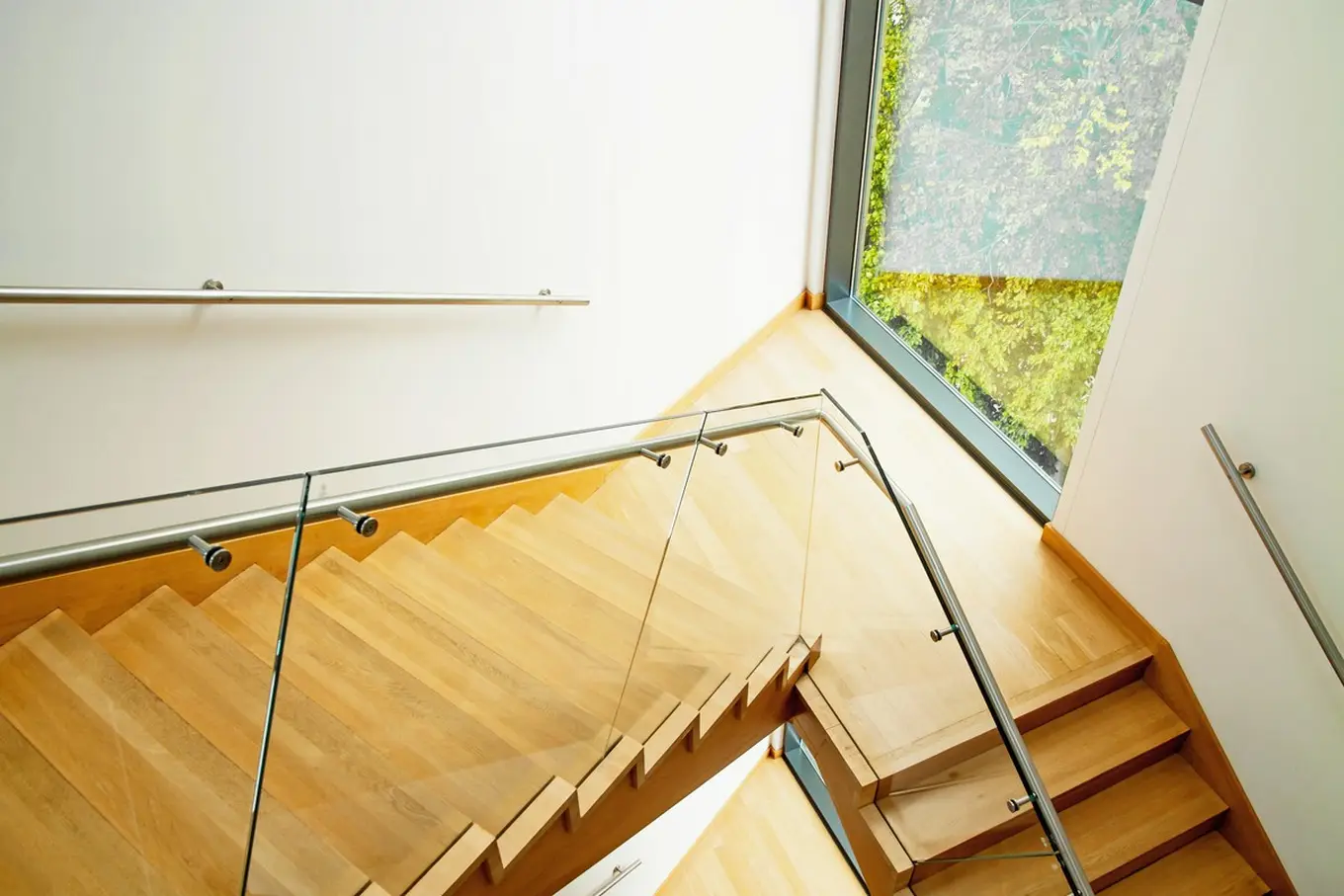 szklane balustrady przy schodach